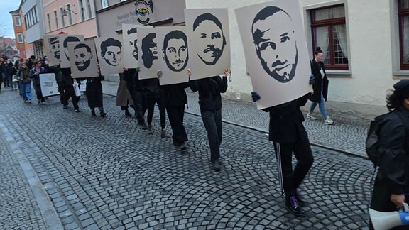 Teilnehmer eines Trauerzugs in Weimar der Opfer von Hanau