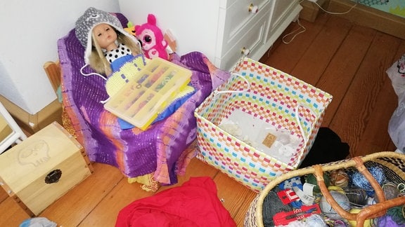 eine alleinerziehende Mutter mit ihrem Kind Chaotische Kinderzimmer wegen Corona