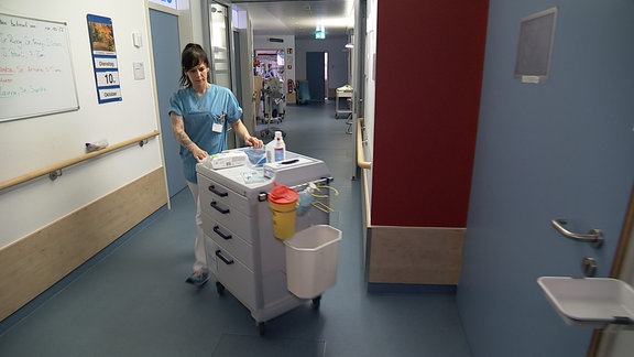 Krankenschwester Caroline Plickert in einem Krankenhausgang.