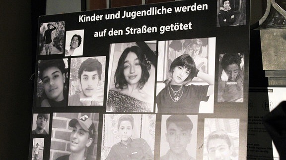 Plakat mit Bildern von Kindern und Jugendlichen - Überschrift - Kinder und Jugendliche werden auf den Straßen getötet.