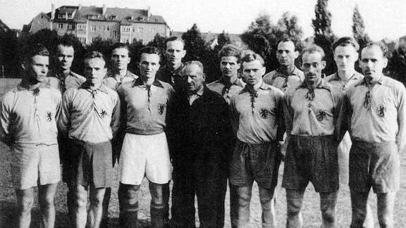 Fritz Förderer im schwarzen Anzug mit dem Fußballteam der SG Weimar-Ost Ende der 1940er-Jahre. 
