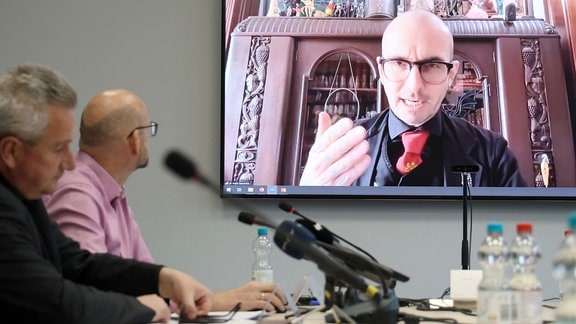 Der Kriminalbiologe Mark Benecke bei einer Pressekonferenz zu "Human Remains" der KZ-Gedenkstätte Buchenwald.