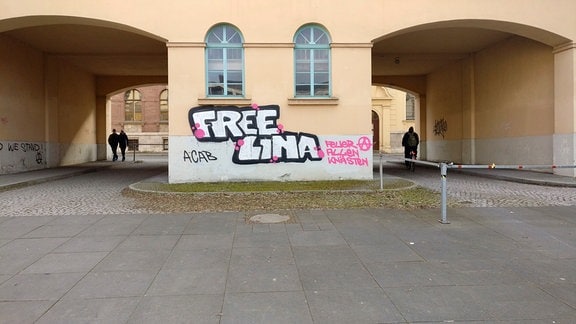 Graffiti-Schriftzug "Free Lina" an einem Gebäude in Weimar.