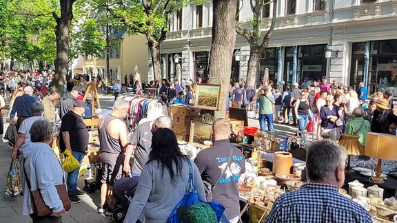 Viele Menschen in einer Stadt. Tausende waren bei den Veranstaltungen zum 1. Mai im Zentrum von Weimar dabei.