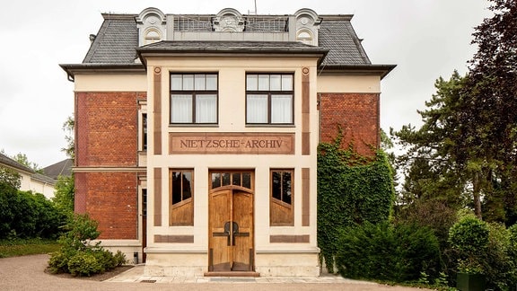 Vorderansicht einer Villa aus der Gründerzeit mit dem Schriftzug "Nietzsche-Archiv" über dem Eingangsportal