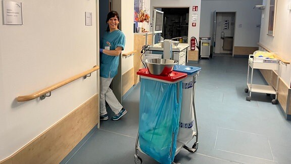 Caroline Plickert betritt ein Patientenzimmer.