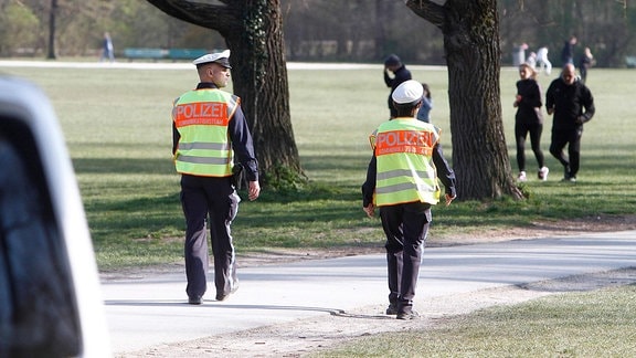 Eine Polizeistreife in einem Park