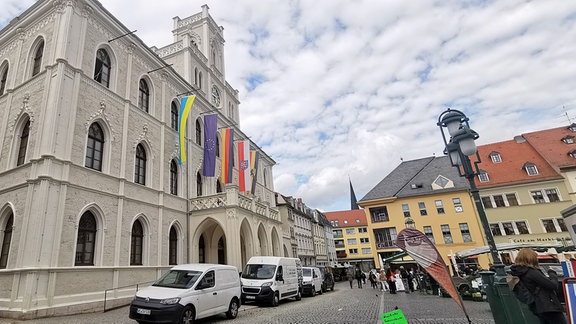Das historische Rathaus der Stadt Weimar.