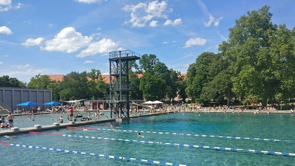  Schwimmbecken mit Besuchern im Schwanseebad Weimar