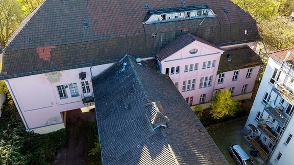 Weimarer Volkshaus von oben mit Blick auf beschädigte Fenster