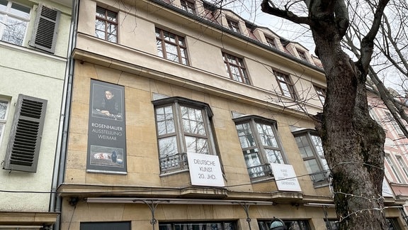 Plakate hängen an einem Haus in der Weimarer Schillerstraße