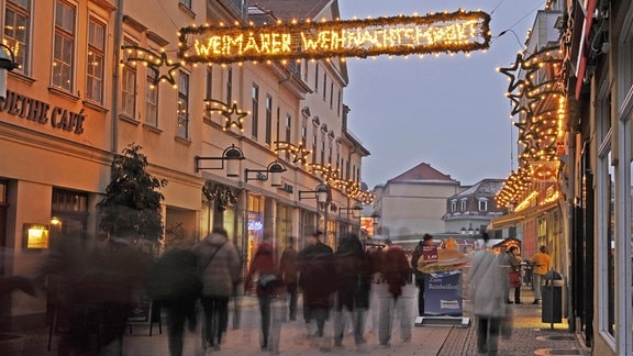 Leuchtschild des Weimarer Weihnachtsmarktes in der Fußgängerzone