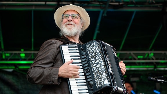 Alan Bern, künstlerischer Leiter ses Yiddish Summer Weimar am Akkordeon: grauer gepfegter Vollbart, Brille und Strohut.