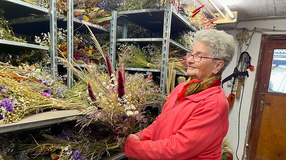 Elfriede Pfau bindet ein Trockenblumen-Gesteck