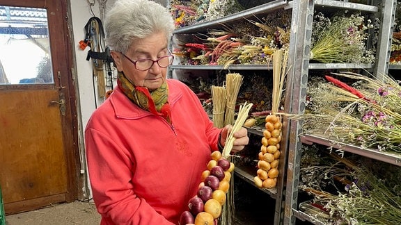 Elfriede Pfau präsentiert einen Zwiebelzopf