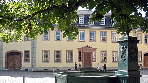 Das sogenannte Goethewohnhaus am Frauenplan in Weimar, mit dem sogenannten Goethebrunnen im Vordergrund