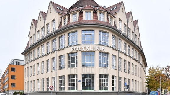 "Polyklinik" steht an einem Gebäude
