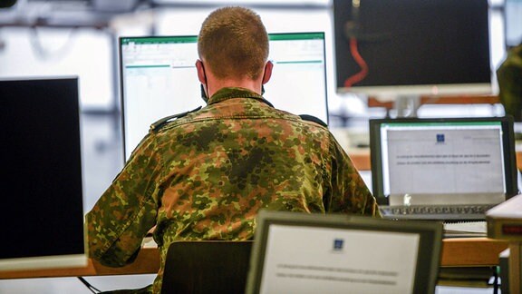 Bundeswehr hilft in Aalen bei Corona-Nachverfolgung - Soldat vor PC