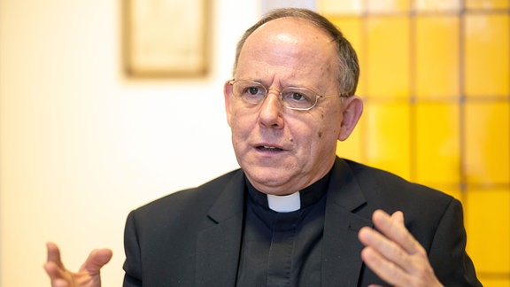 Dr. Ulrich Neymeyr, Bischof des Bistums Erfurt, spricht im Bischöflichen Ordinariat. 
