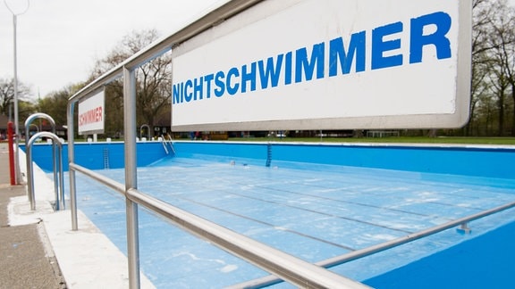 Ein Schild "Nichtschwimmer" hängt am Schwimmbecken vom Freibad Annabad in Hannover.