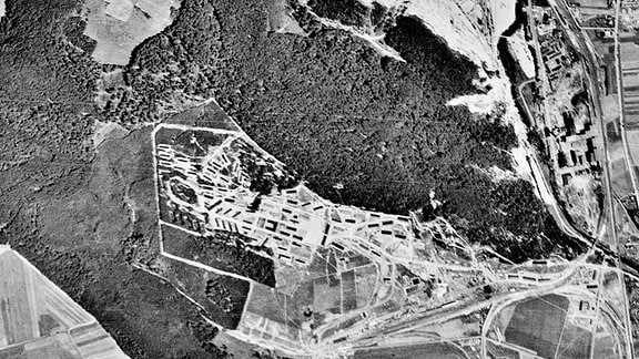 Historische Luftaufnahmen vom Konzentrationslager Mittelbau-Dora nahe Nordhausen vom 22.07.1945.