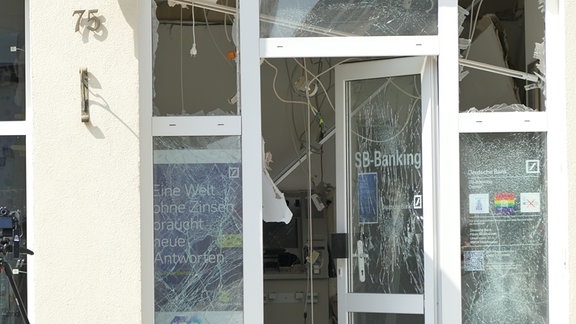 Der beschädigte Eingang einer Bank-Filiale in Worbis. In der Nacht wurde hier ein Geldautomat gesprengt.