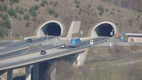 Lkw und Autos fahren auf der A71 in den Höllbergtunnel