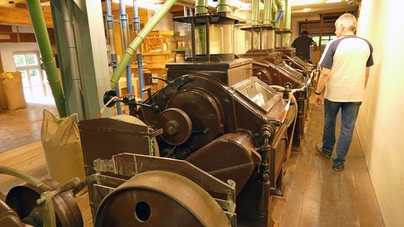 Fünf riesige Walzenstühle, in denen früher das Mehl gemahlen wurde, stehen auf dem Walzenstuhlboden in der Büschlebsmühle in Worbis.
