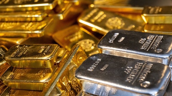 Gold- und Silberbarren in unterschiedlicher GröÃe liegen beim Edelmetallhändler Pro Aurum in einem Tresor auf einem Tisch.