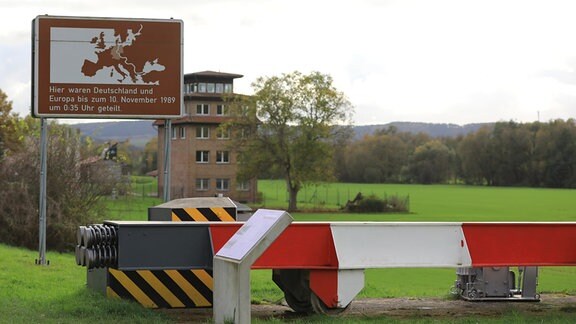 Ein Schild mit der Aufschrift «Hier waren Deutschland und Europa bis zum 10. November 1989 um 0:35 Uhr geteilt»