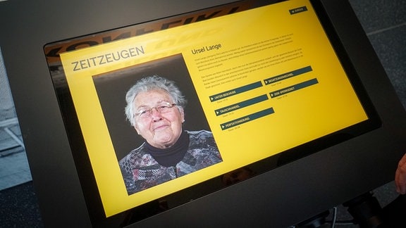 Ein Foto einer älteren Frau mit grauen Haaren und einer Brille. Darüber steht die Überschrift "Zeitzeugen".