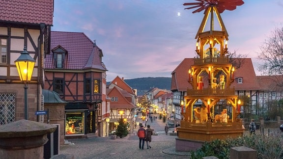 Weihnachtsmarkt Heiligenstadt, Fachwerkhäuser und eine haushohe Weihnachtspyramide