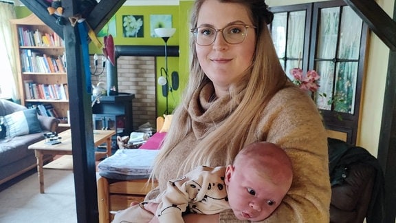 Eine Frau mit einem Baby auf dem Arm