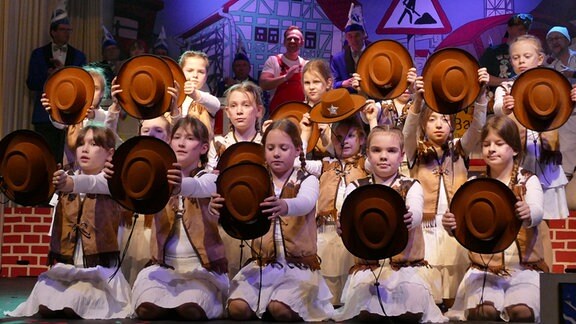 Tanzende Kinder auf einer Bühne.