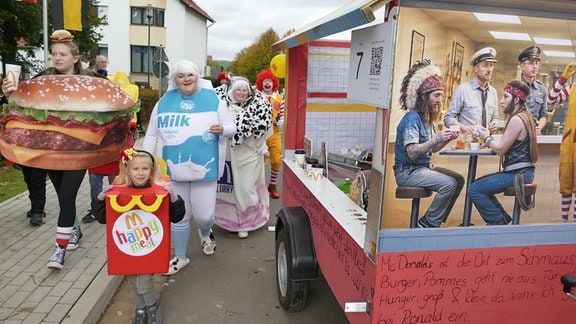 Menschen mit Verkleidungen zum Thema McDonalds