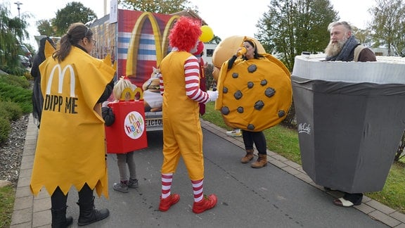 Menschen mit Verkleidungen zum Thema McDonalds