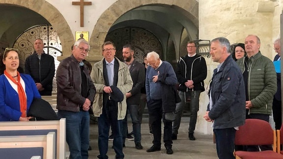  Landrat Werner Henning steht mit Kreistagsmitgliedern in einer Kirche.