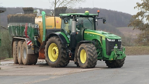 Ein grüner Traktor.