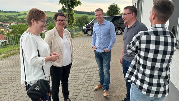 Marion Frant (CDU) lächelnd in Gesprächsrunde