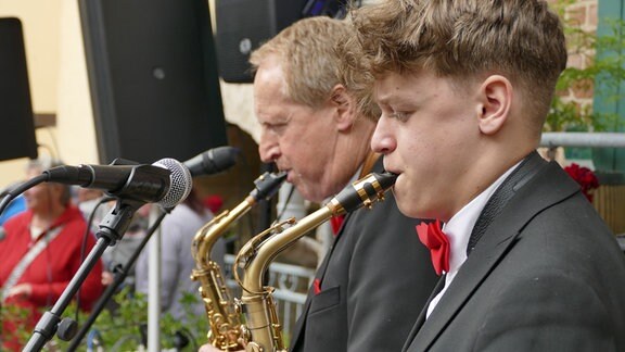 Zwei Männer spielen Saxofon.