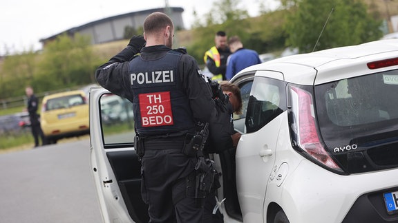 Einsatzkräfte der Polizei kontrollieren vor einem Veranstaltungsgelände anreisende Teilnehmer eines mutmaßlichen Reichsbürgertreffens.