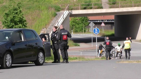 Die Polizei kontrolliert eine Autofahrerin und Mopedfahrer