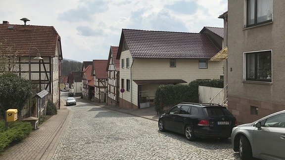 Blick auf eine Straße mit Häusern.