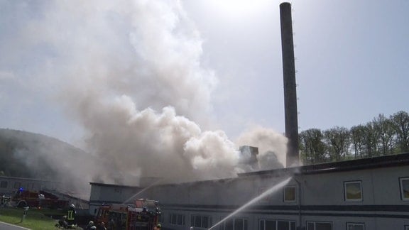 Ein Brand in einer Fabrik. Ein Großbrand hatte die Wanderstock-Fabrik in Wahlhausen im Eichsfeld teilweise zerstört.