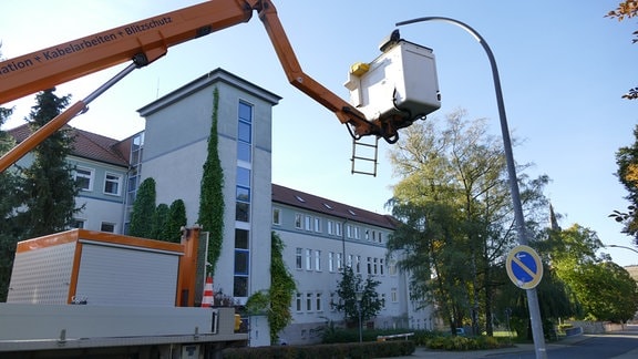 Sanitäter stehen um einen Hubschrauber.