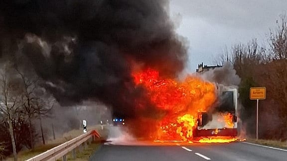 Ein Bus steht in Flammen