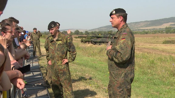 Panzerbesatzungen im Gespräch mit Besuchern