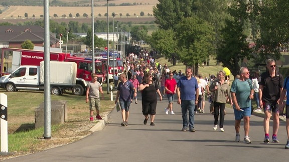 Besucher an der Blauen Meile in der Kyffhäuserkaserne