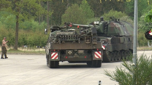 Bergepanzer "Büffel" und Panzerhaubitze 2000 der Bundeswehr auf dem Truppenübungsplatz Bergen