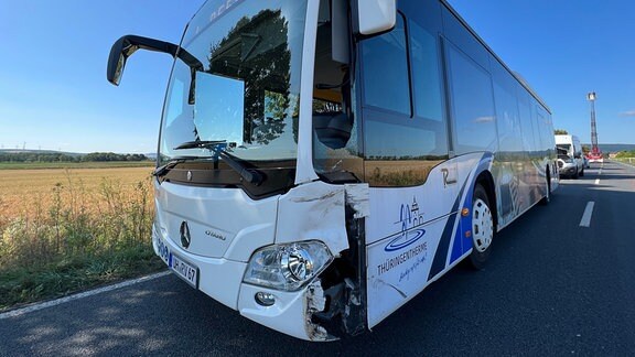 Ein Schaden an einem Bus nach einem Unfall.